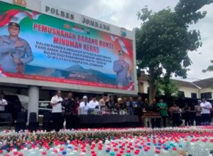 Kapolres Jombang Komitmen Zero Miras, Jelang Ramadan Musnahkan Ribuan Botol Miras