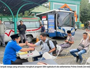 Satlantas Polres Gresik Mudahkan Warganya Urus SIM Saat Ngabuburit