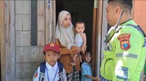Satlantas Polres Gresik Bantu Siswa SD Kebingungan Saat Pulang Sekolah, Langsung Diantar ke Rumah Orang Tua Lega