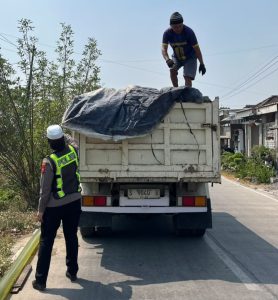 Satlantas Polres Gresik Tindak Truk Angkut Tanah tanpa Terpal Ganggu Pengguna Jalan