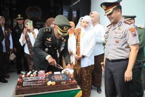 Polres Gresik Beri Kejutan HUT TNI ke-81, Sinergitas TNI-Polri Semakin Solid
