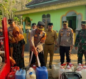 Atasi Krisis Air di Kalipare, AKBP Rulian Kapolres Malang Salurkan Bantuan dan Fasilitasi Sumur Bor